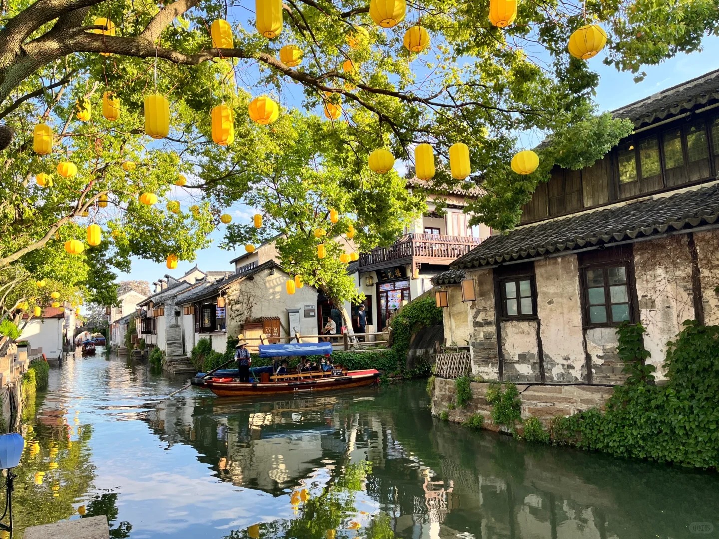 Leisure tour of Zhouzhuang ancient town